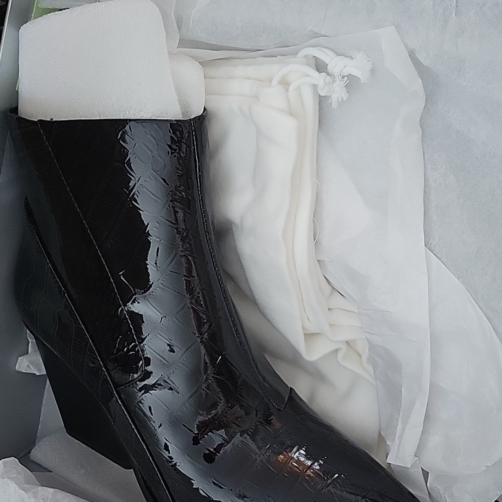 New patent leather Vince Camuto ankle boots, gorgeous! - Picture 7 of 7